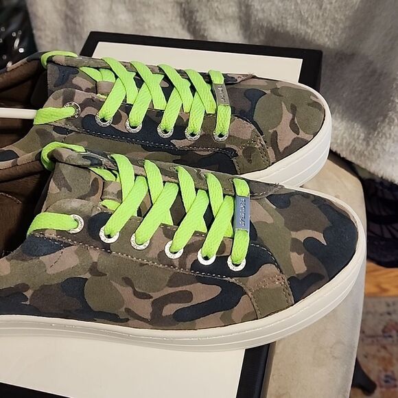J SLIDES GN CAMO SUE-GN HIPPIE NEON NWT - Picture 2 of 5